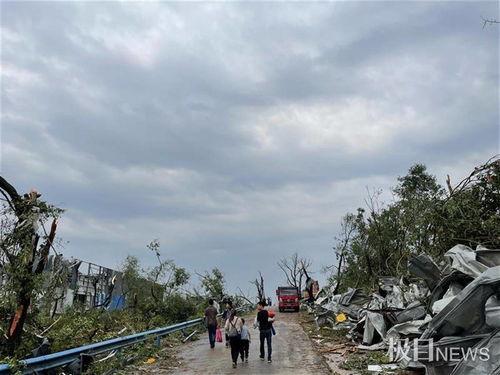 武漢龍卷風(fēng)核心現(xiàn)場直擊 十余噸的信號(hào)塔被掀倒,員工宿舍屋頂被掀